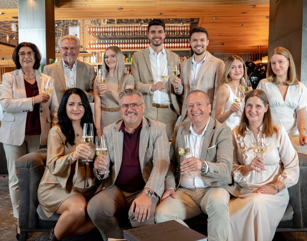 Gruppe von Menschen in eleganter Kleidung mit Sekt.