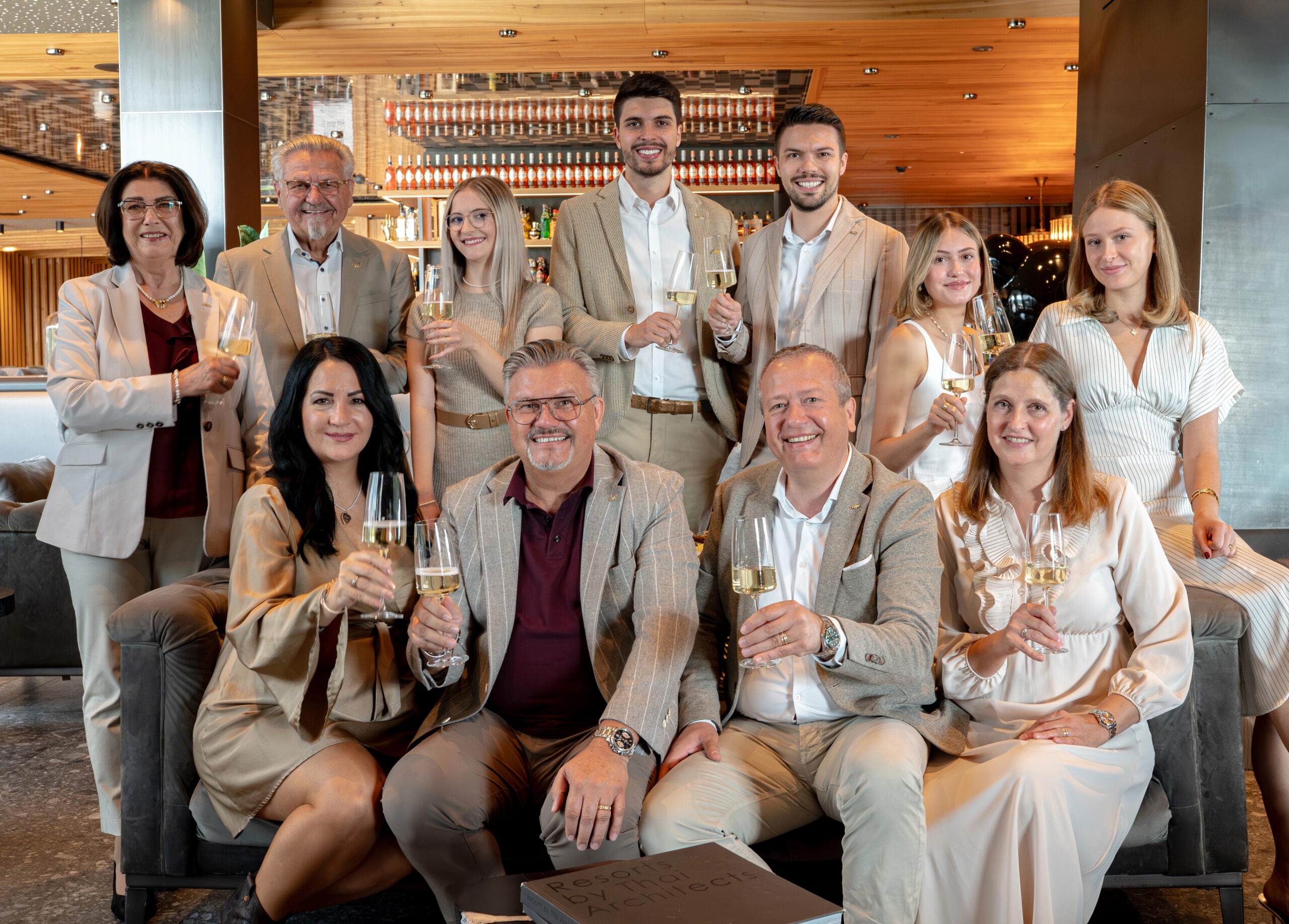 Gruppe von Menschen mit Sektgläsern im Restaurant.