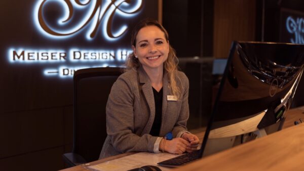 Freundliche Rezeptionistin am Empfang eines Designhotels