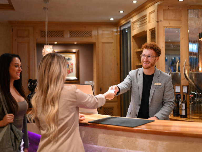 Hotelrezeption mit Gast beim Check-in