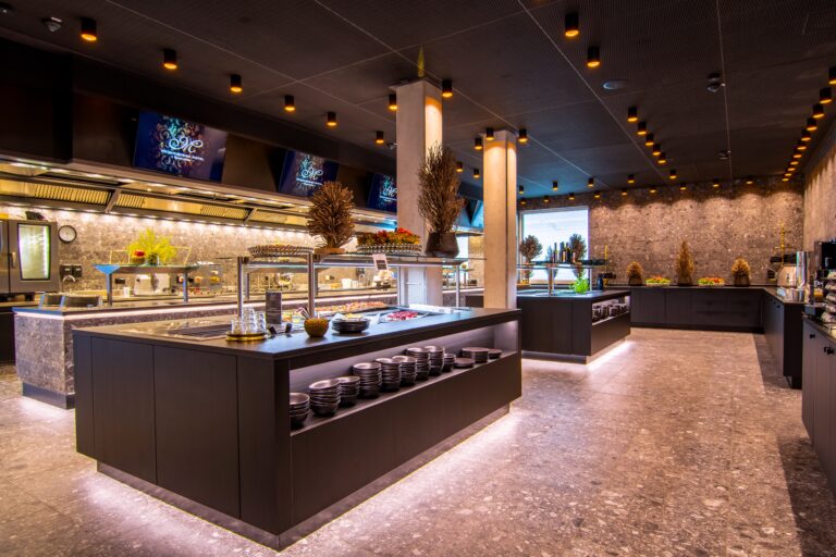 Modernes Buffetrestaurant mit stilvoller Beleuchtung