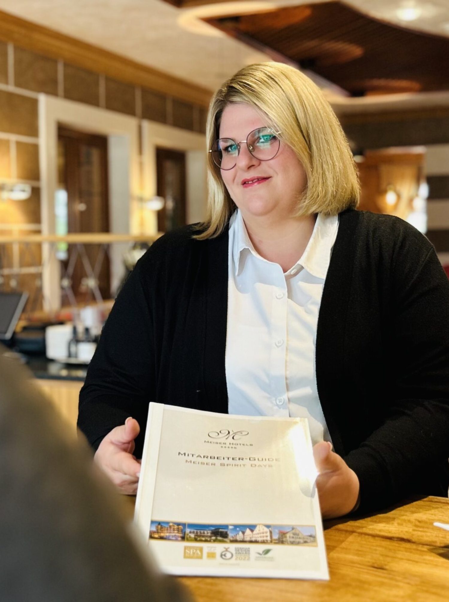 marlene-meiser-gespraech-mitarbeiter-entwicklung-dinkelsbuehl