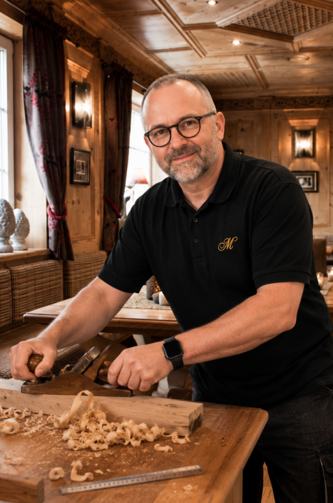 Mit ruhiger Hand und viel Leidenschaft bearbeitet er das Holz – echte Handwerkskunst in gemütlicher Atmosphäre. Hier entstehen Unikate mit Charakter und Tradition.
